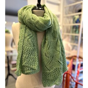 Licht groene ajour gebreide shawl