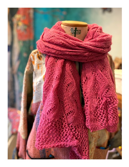 Ajour gebreide shawl roze
