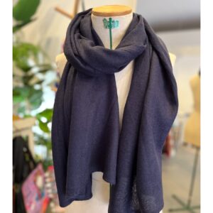 basic unisex shawl in donker blauw