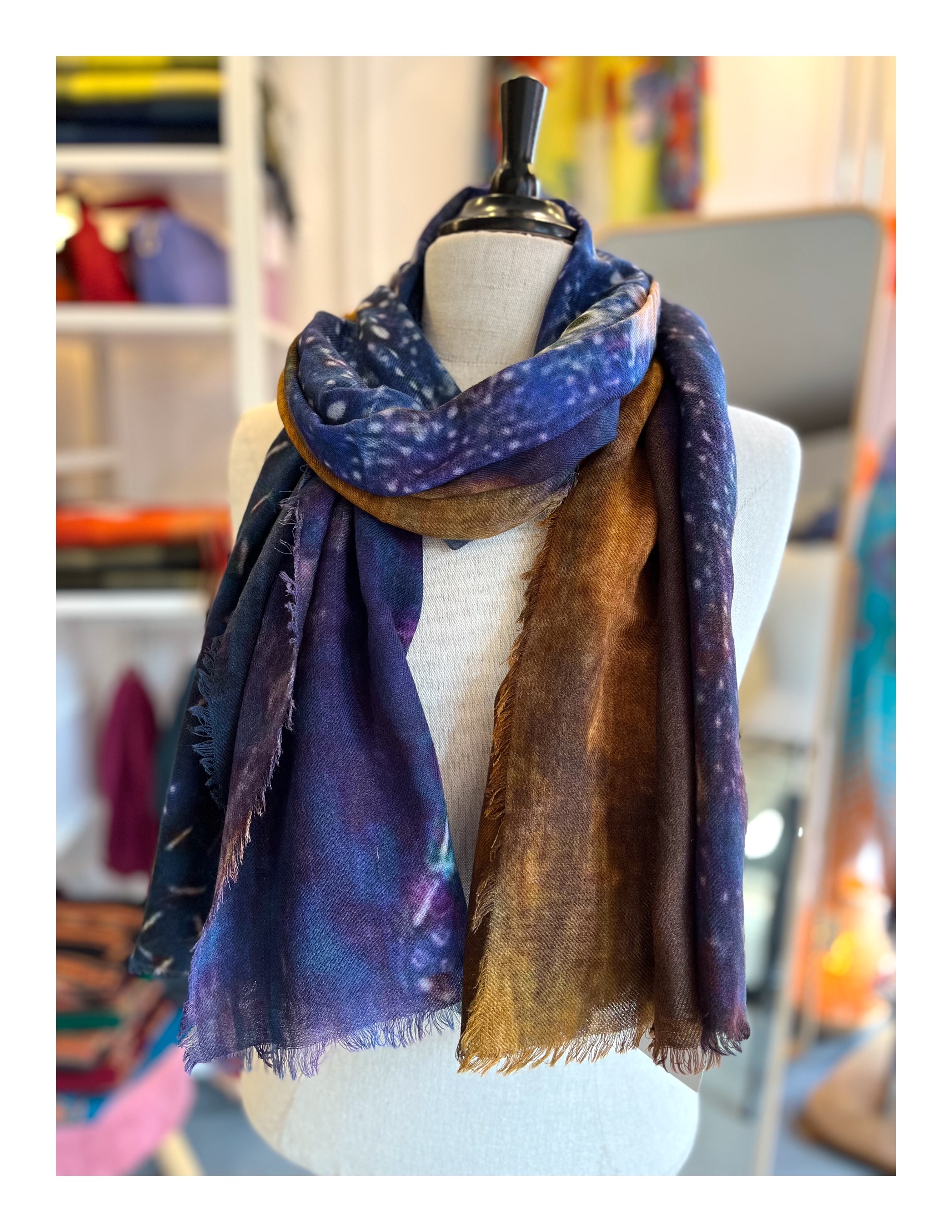 تحت الوزير الأول للبحث عن ملجأ  Ajour gebreide shawl, donker blauw - Lovely Scarfs