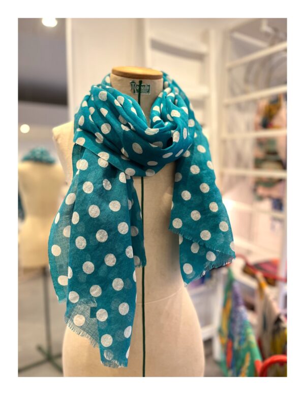 Turquoise shawl met witte stippen