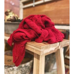 Rode ajour gebreide shawl en omslagdoek