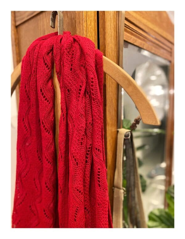 Ajour gebreide shawl, rood