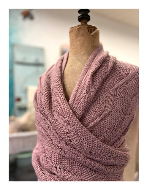 Ajour gebreide shawl in poeder roze