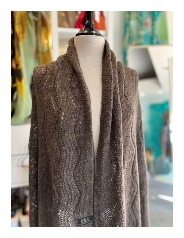 Ajour gebreide basic shawl in grijs bruin