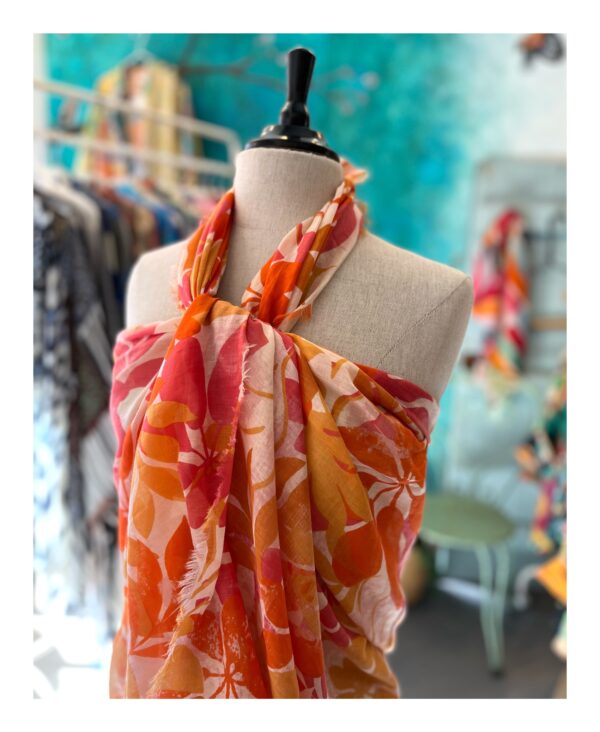 oranje rode zomer sjaal van Moment Amsterdam