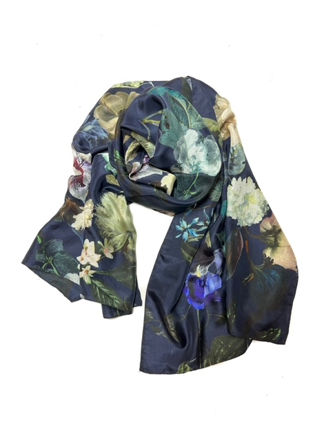 blauwe sjaal van zijde met bloemen