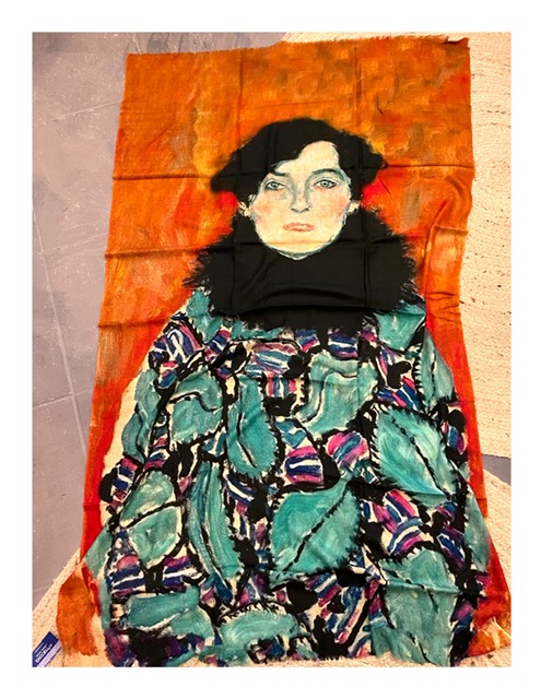 Otracosa art shawl met het portret van Johanna