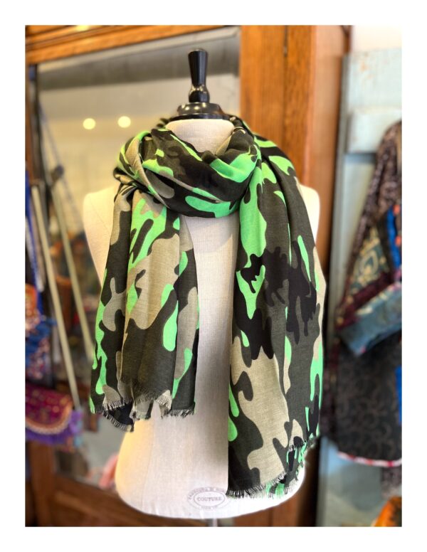 Stoere groene sjaal met camouflage print