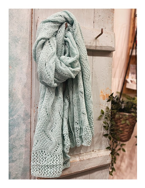 Ajour gebreide shawl in licht turquoise
