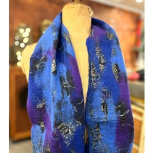 Blauwe warme shawl van gevilte wol