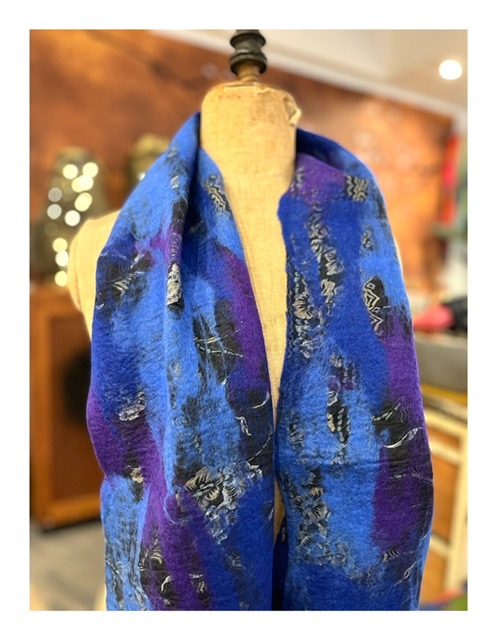 Blauwe shawl van gevilte wol