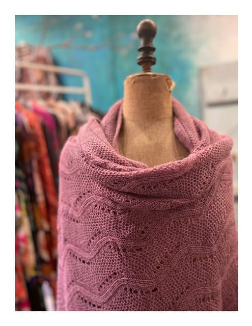oud roze ajour gebreide shawl en omslagdoek