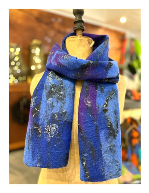 Blauwe warme shawl van gevilte wol