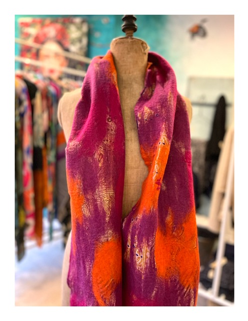 Oranje roze shawl van gevilte wol