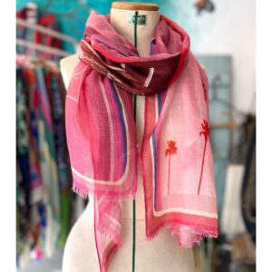 coral roze sjaal van Moment Amsterdam