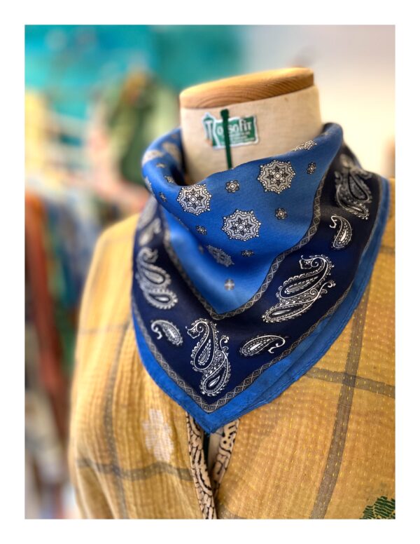 klein vierkant bandana sjaaltje in blauw en kobalt
