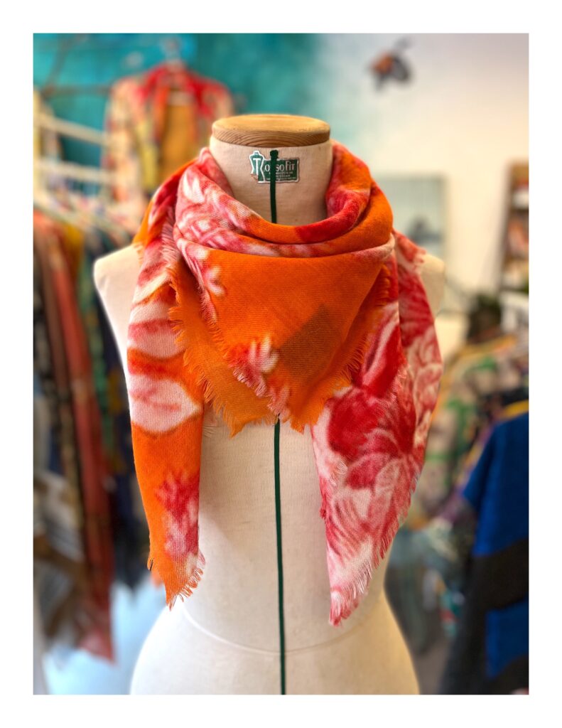 vierkant sjaaltje van wol in oranje en rood