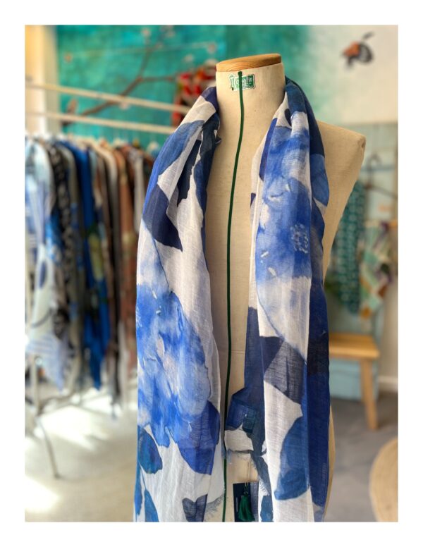 Blauwe zomer shawl met bloemen van linnen en katoen