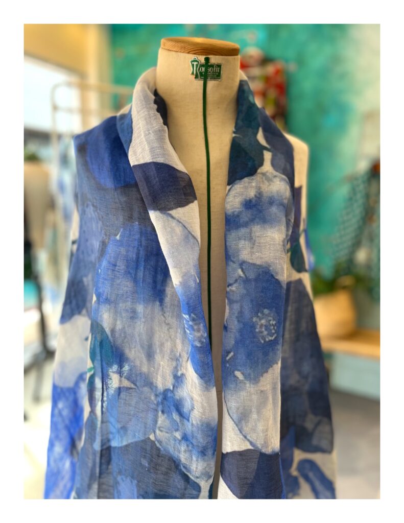 Blauwe zomer shawl met bloemen van linnen en katoen