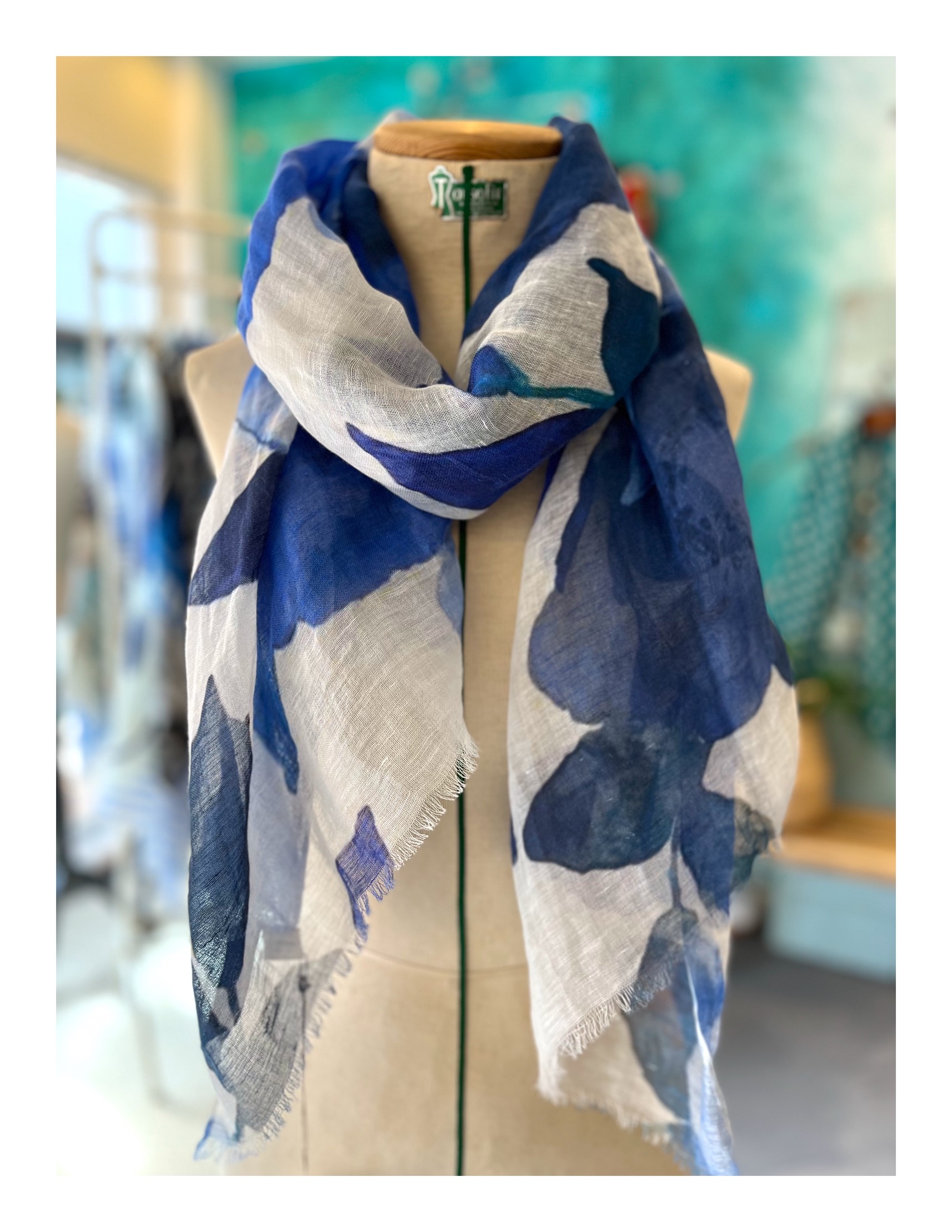 Blauwe shawl met bloemen van linnen katoen Lovely Scarfs