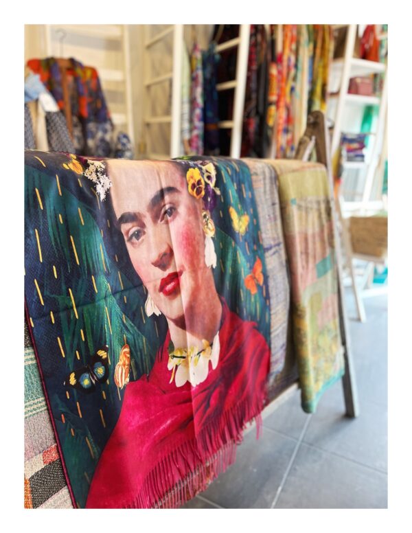 Lovely Scarfs shawl met Frida Kahlo