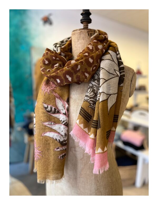 Moment Amsterdam sjaal in camel kleur van wol
