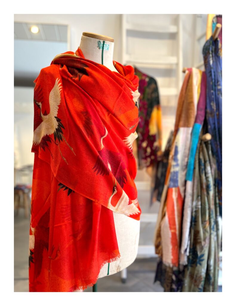 Rode Otracosa shawl met kraanvogels
