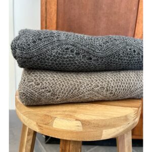 Gebreide basic shawl en omslagdoek in grijs