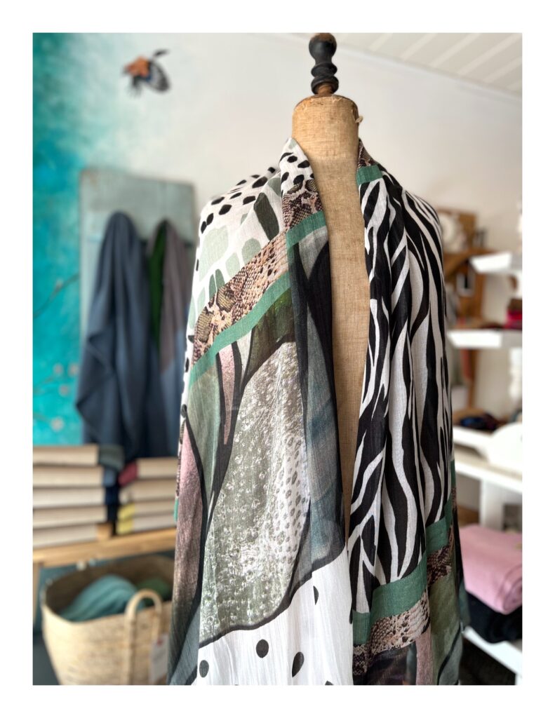 dunne shawl met stippen en dieren print