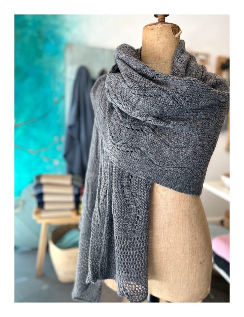 Gebreide basic shawl en omslagdoek in grijs
