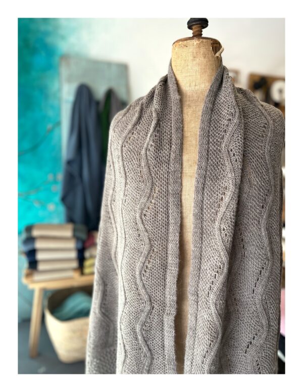Gebreide basic shawl en omslagdoek in taupe kleur