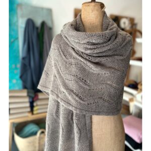 Gebreide basic shawl en omslagdoek in taupe kleur