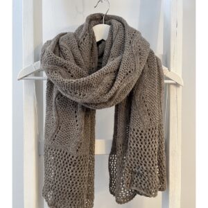 Gebreide basic shawl en omslagdoek in taupe kleur
