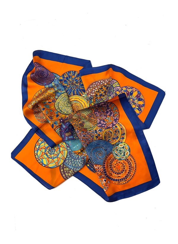Klein oranje bandana sjaaltje met gekleurde cirkels