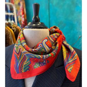 Klein rood bandana sjaaltje met gekleurd paisley motief