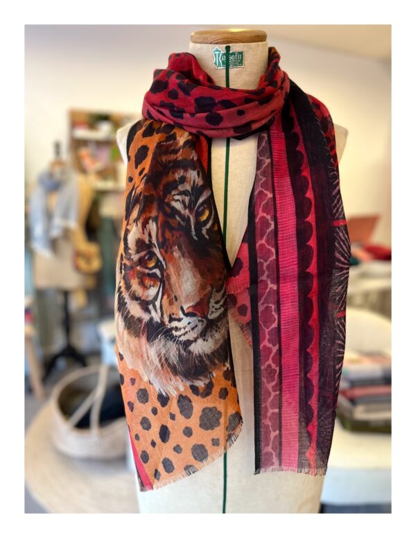 dunne rode sjaal met dierenprint