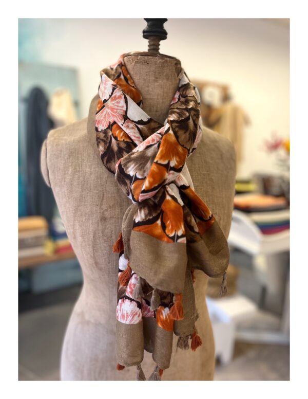 langwerpige sjaal met oranje, bruin en gebroken wit