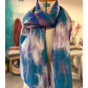 Gevilte shawl van wol en zijde met roze en blauw
