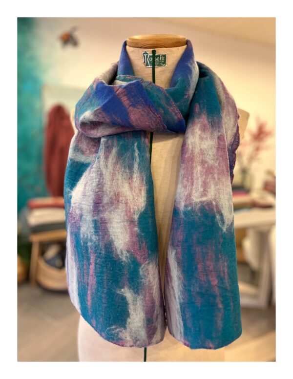 Gevilte shawl van wol en zijde met roze en blauw