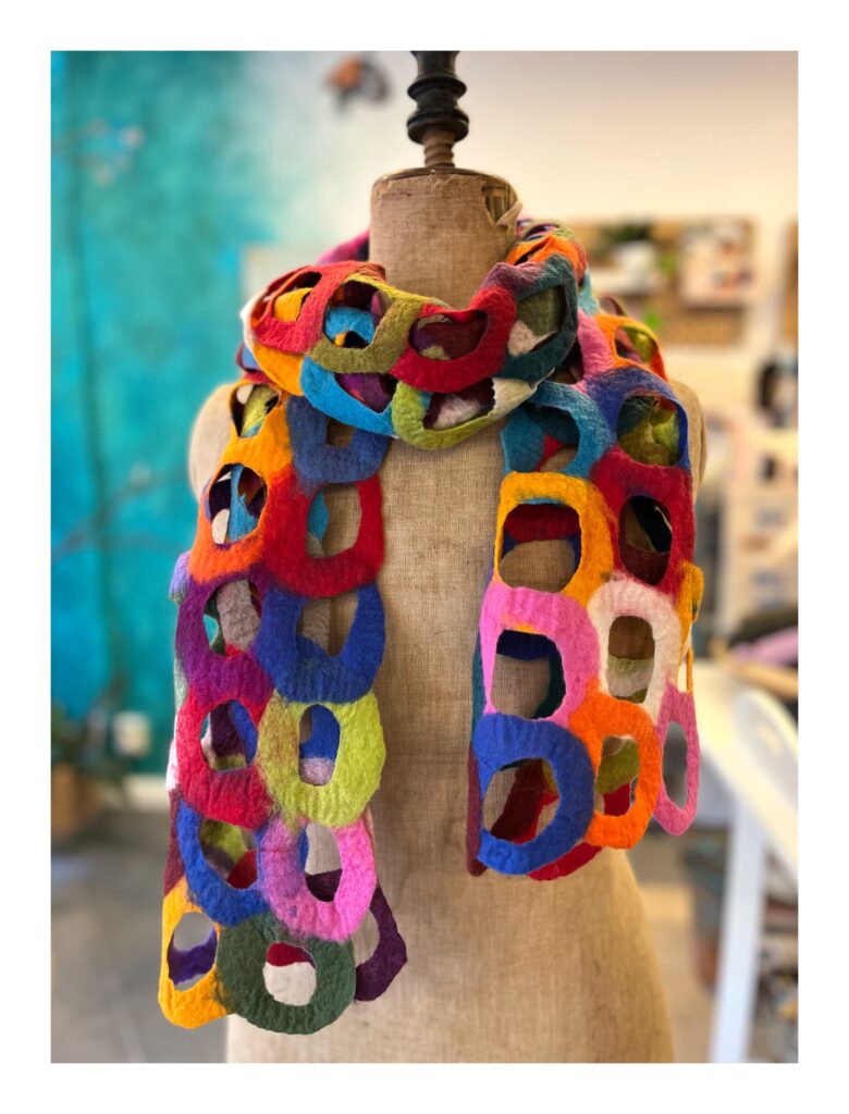 Gevilte sjaal van wol in regenboog kleuren