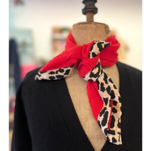 rood bandana sjaaltje met dierenprint