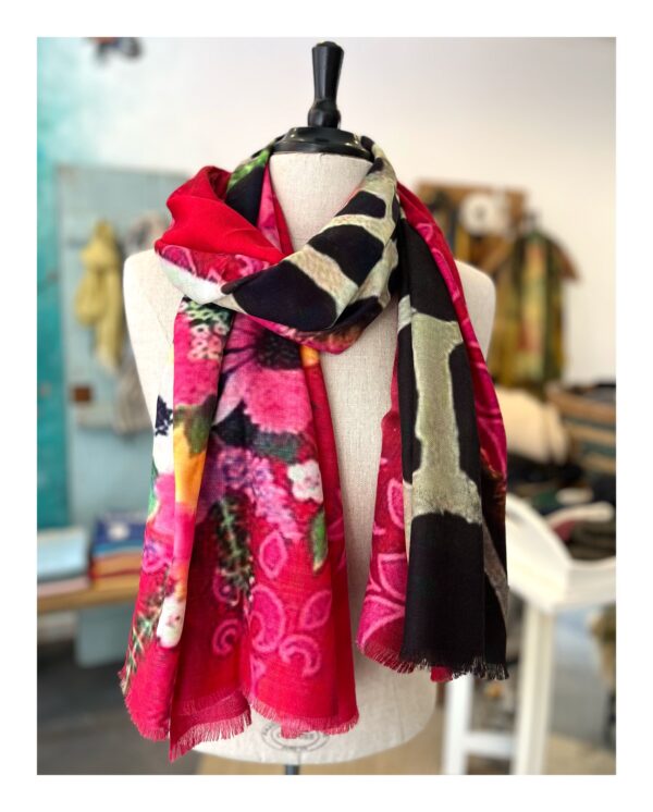 fuchsia roze Otracosa shawl met giraf