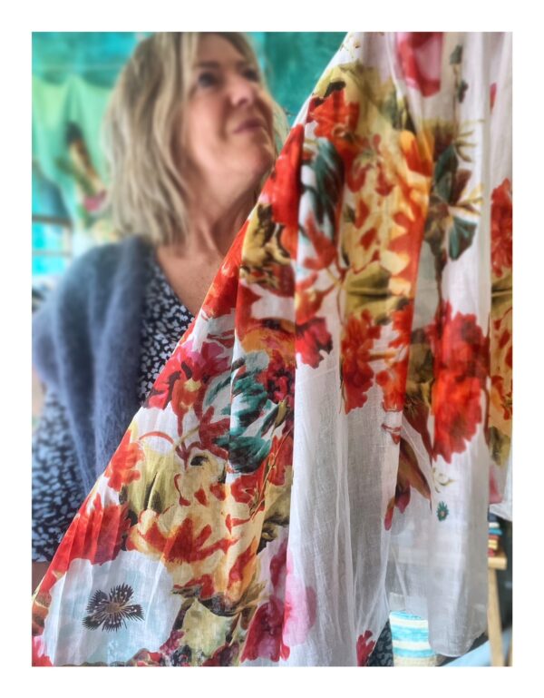 Vrolijke zomer shawl van dunne katoen met bloemen