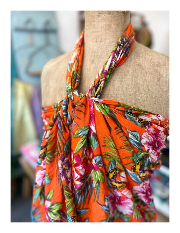 Oranje zomer sjaal en pareo met bloemen