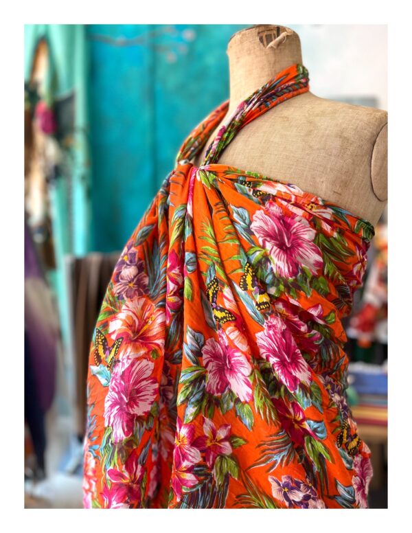 Oranje zomer sjaal en pareo met bloemen