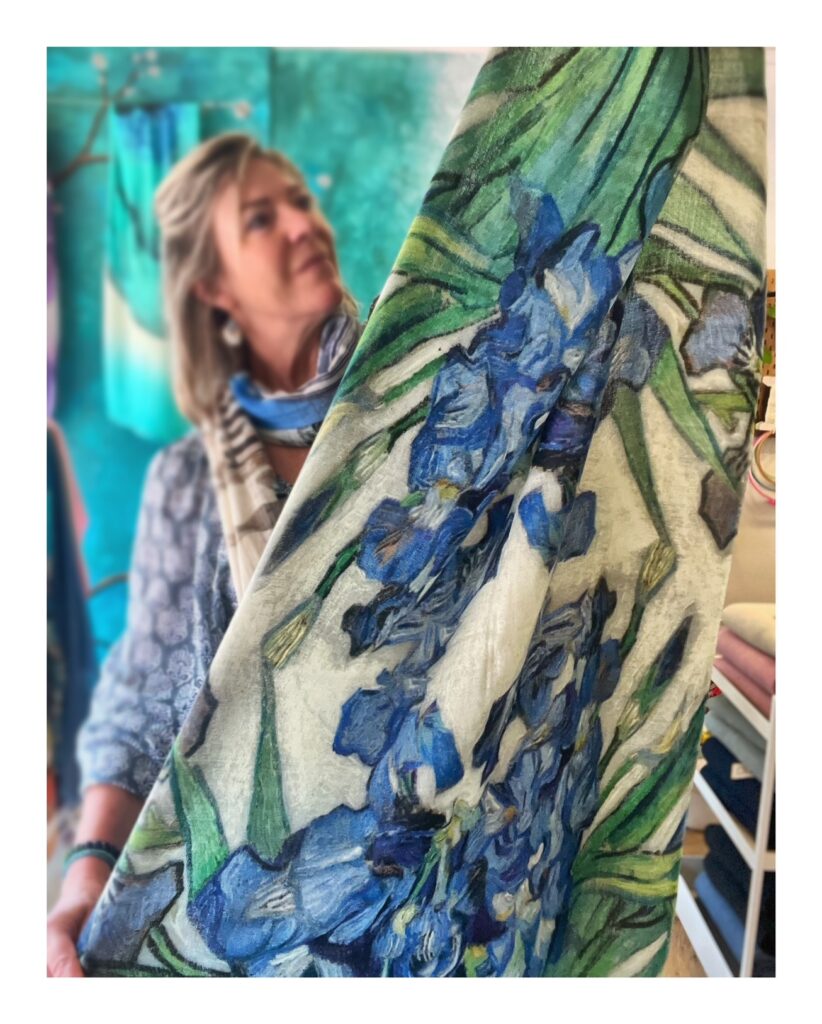 blauwe Otracosa art shawl met de irissen van van Gogh