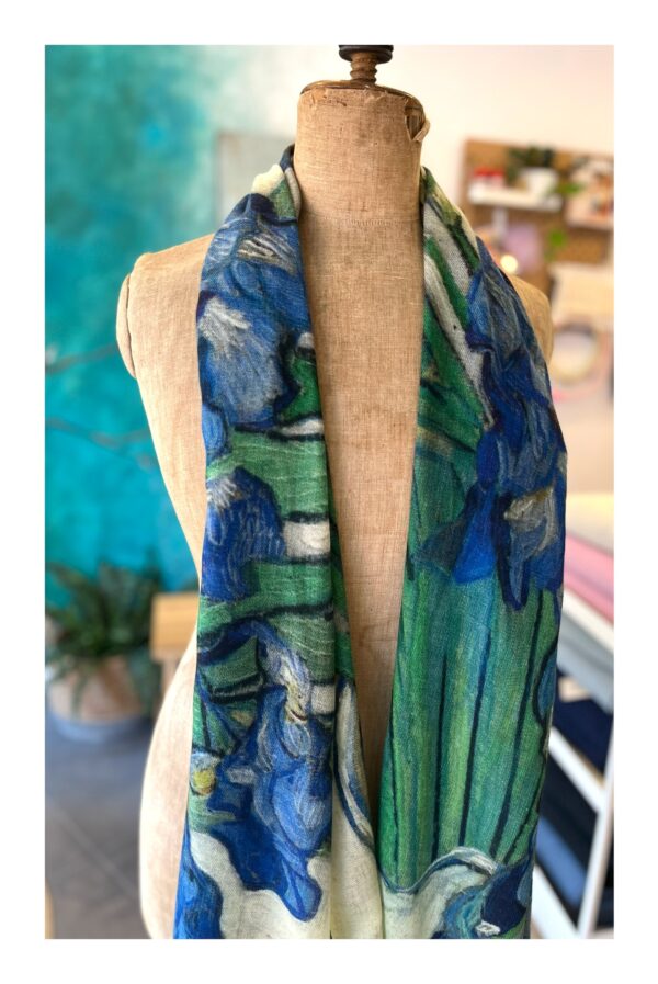 blauwe Otracosa art shawl met de irissen van van Gogh