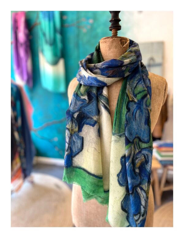 blauwe Otracosa art shawl met de irissen van van Gogh