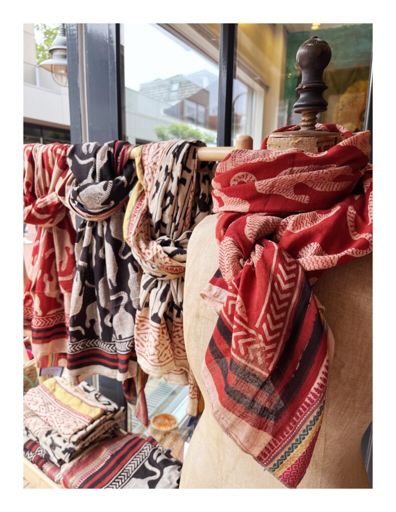 Rode Bagru block print sjaal van katoen met dierenprint